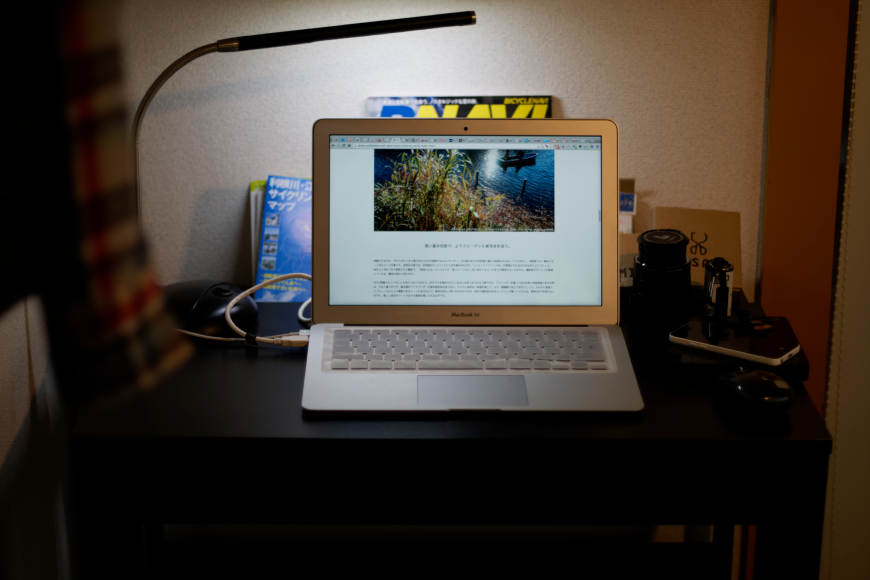 IKEAで1,990円で買える机（デスク）がお値段以上！！MacBookと相性良し！